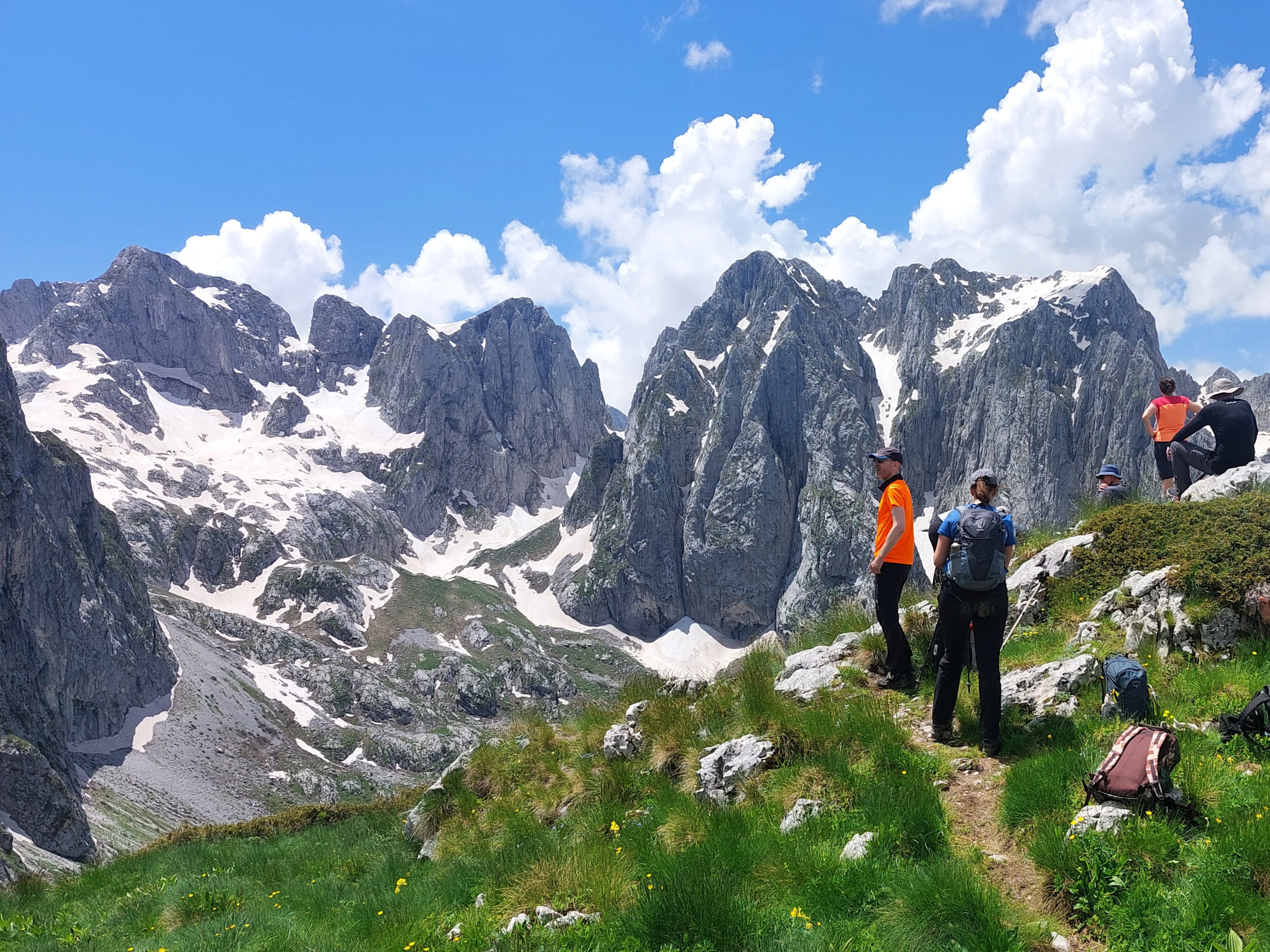 Vue panoramique réunissant les Alpes albanaises, une ville historique en pierre et la côte ionienne