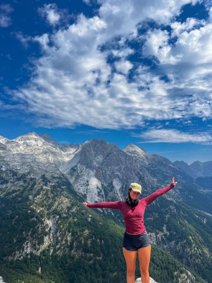 Randonneurs sur le sentier Theth-Valbone dans les Alpes albanaises